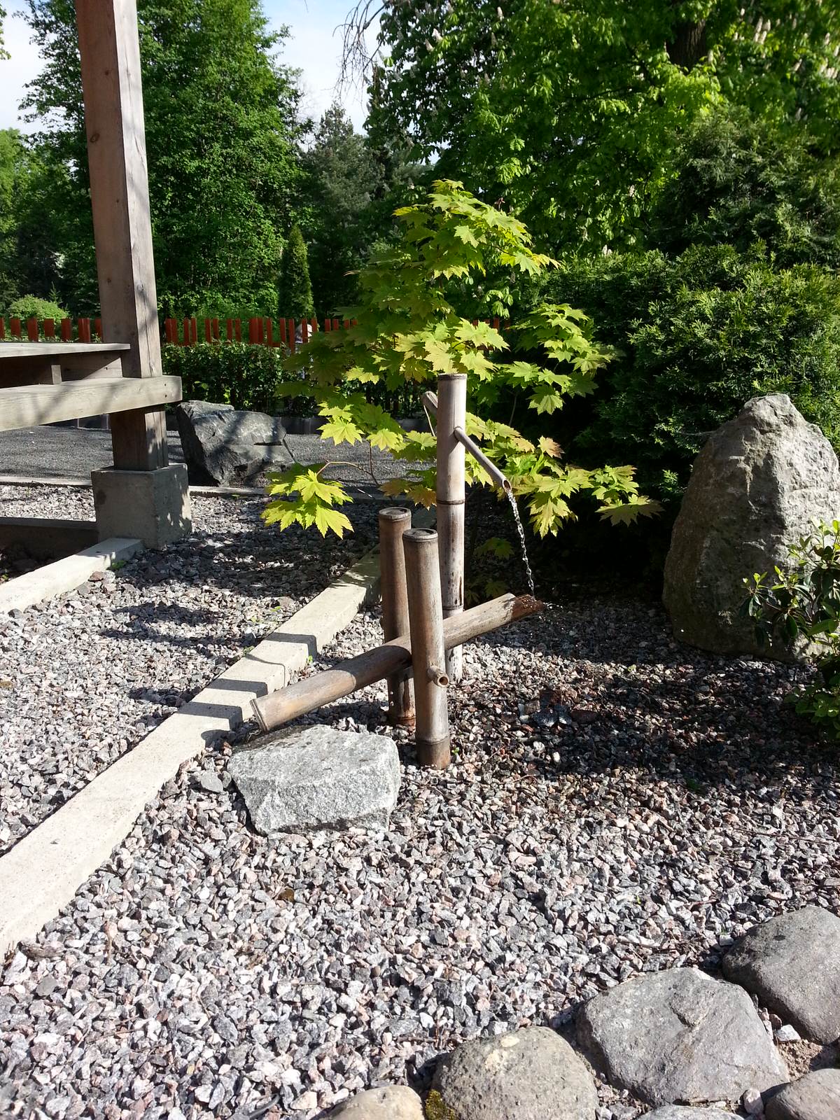 Декоративный фонтан в японском стиле в Ботаническом саду Петербурга