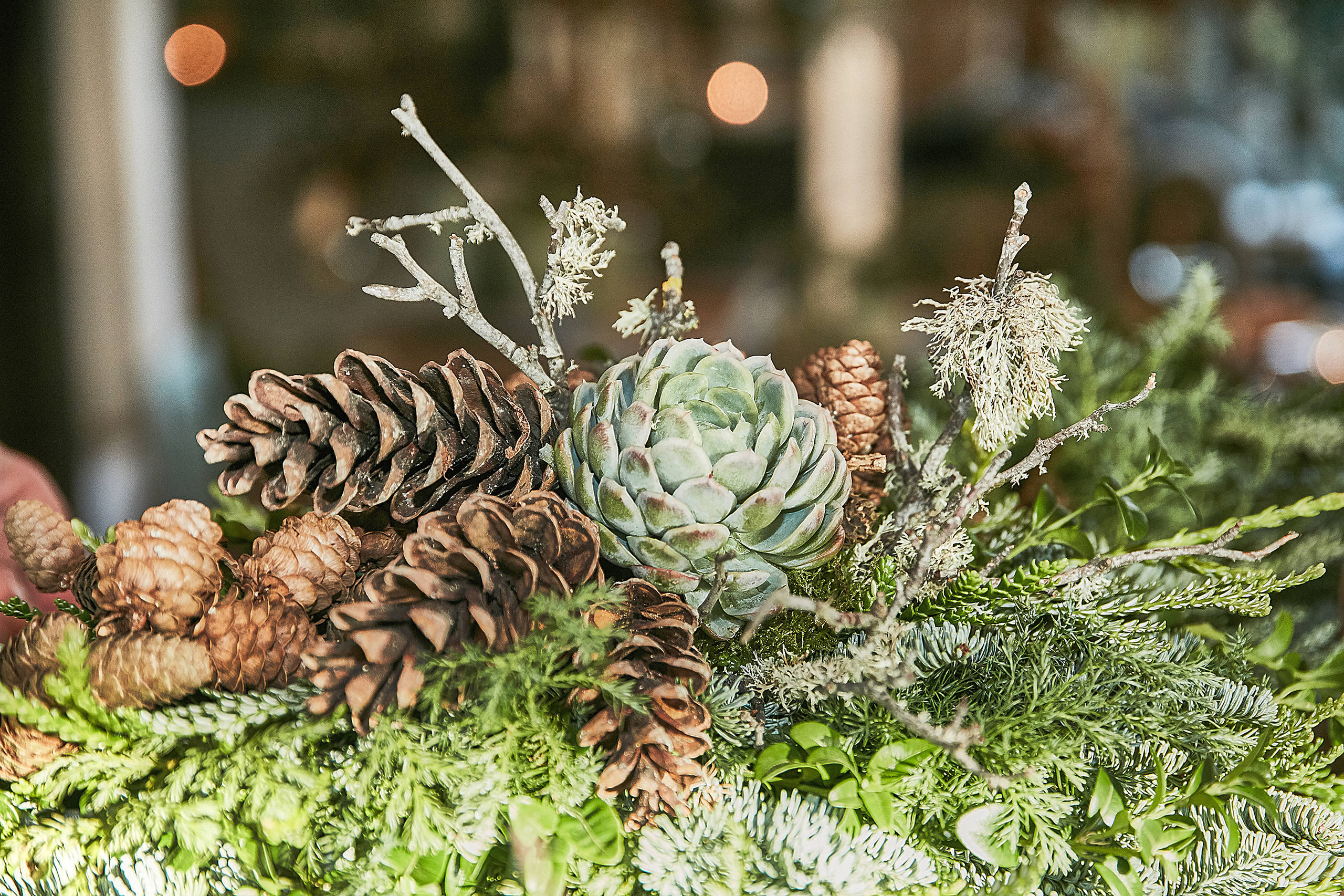 Своими руками: Новогодний декор из шишек и хвои — как в Дании