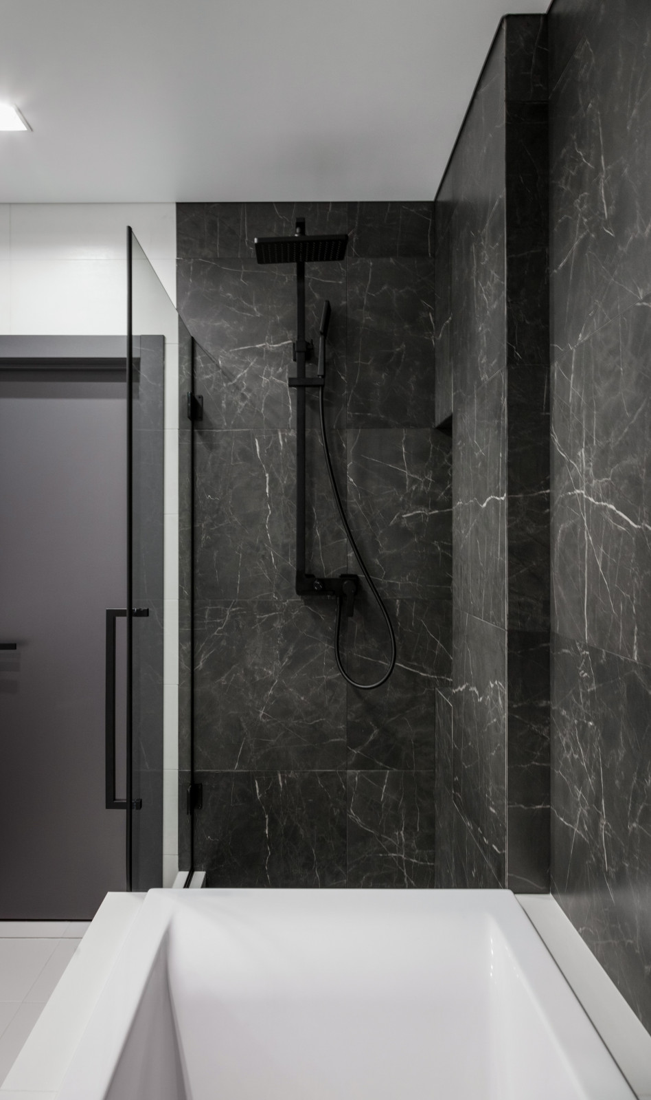 Проект с черными ванными комнатами