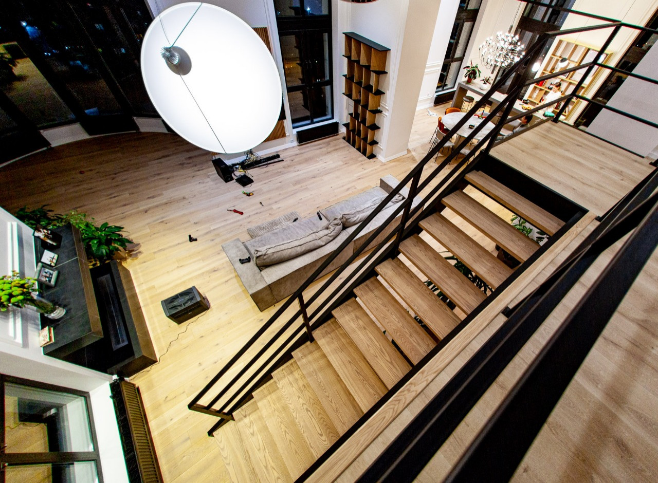 Маршевая лестница на цельно литом металлическом каркасе