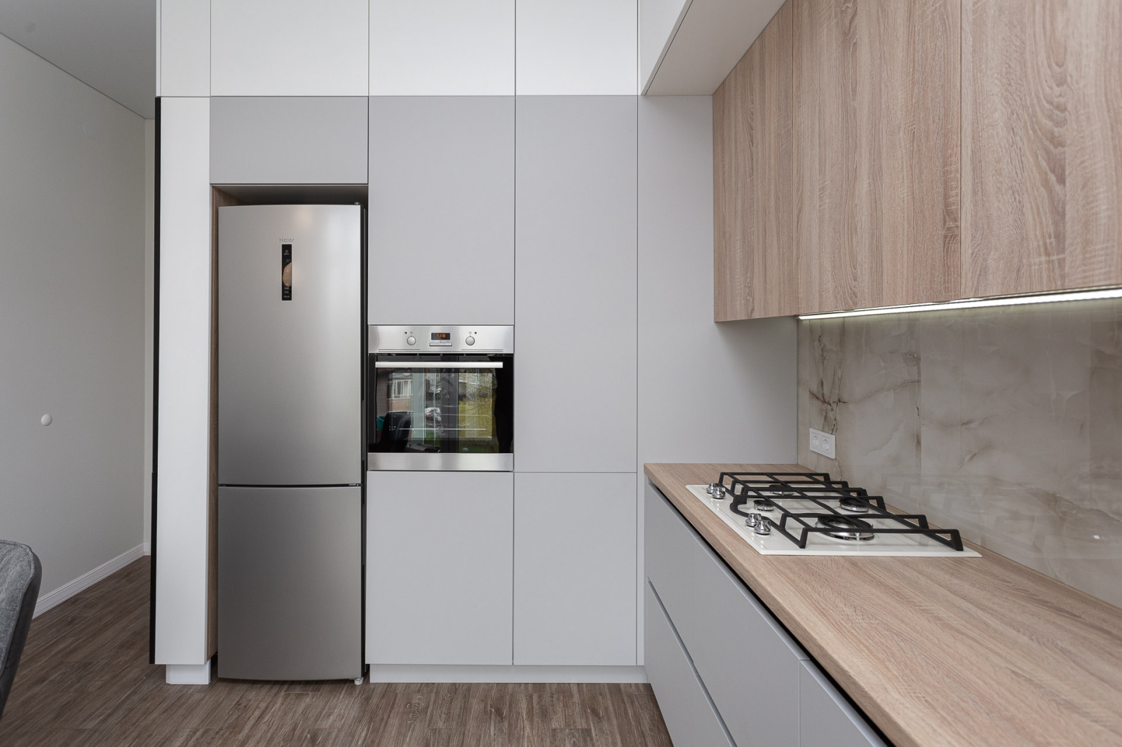 Серая комбинированная кухня в современном стиле