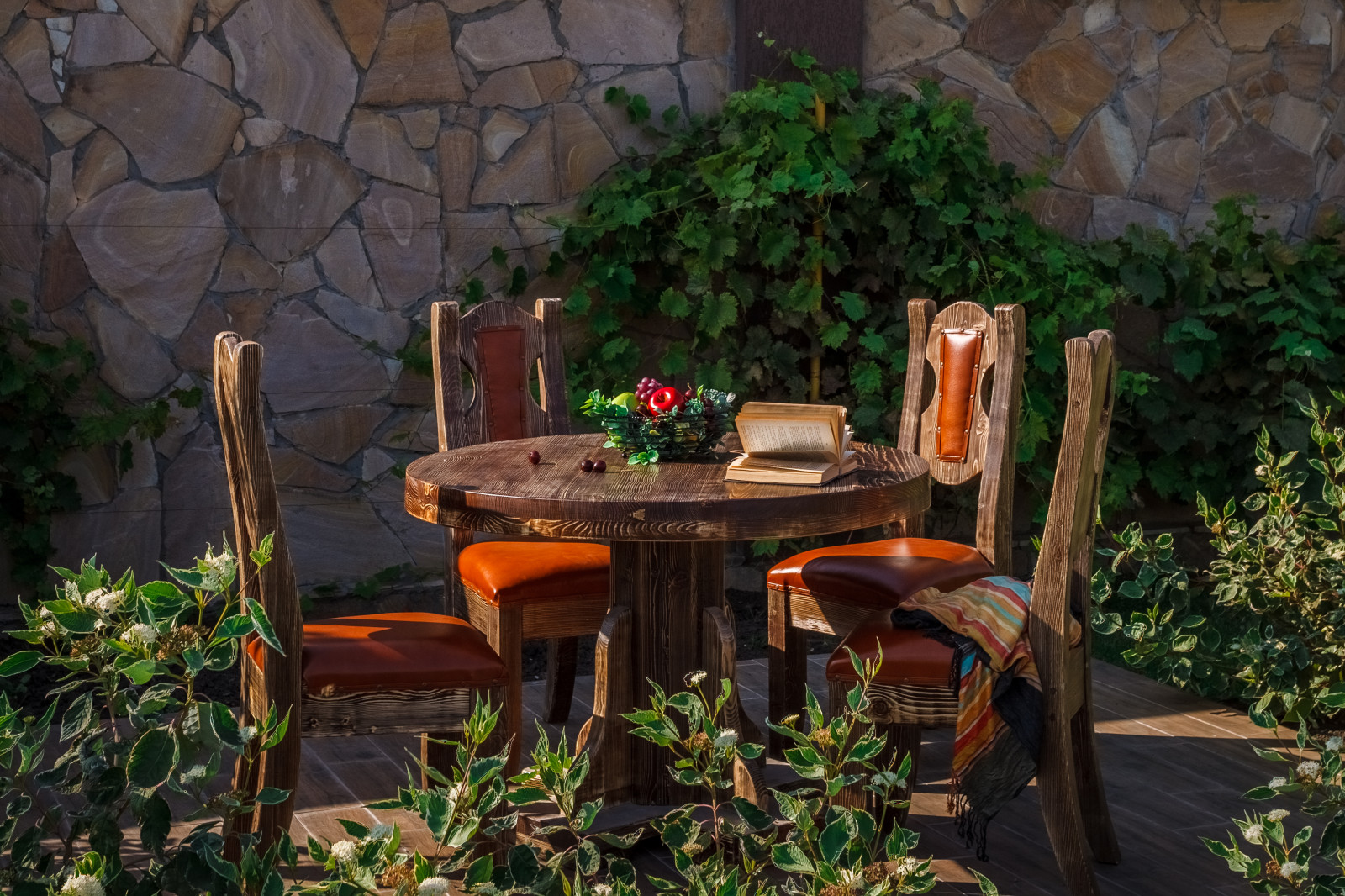 Отель "МАСК". Беседка на территории.