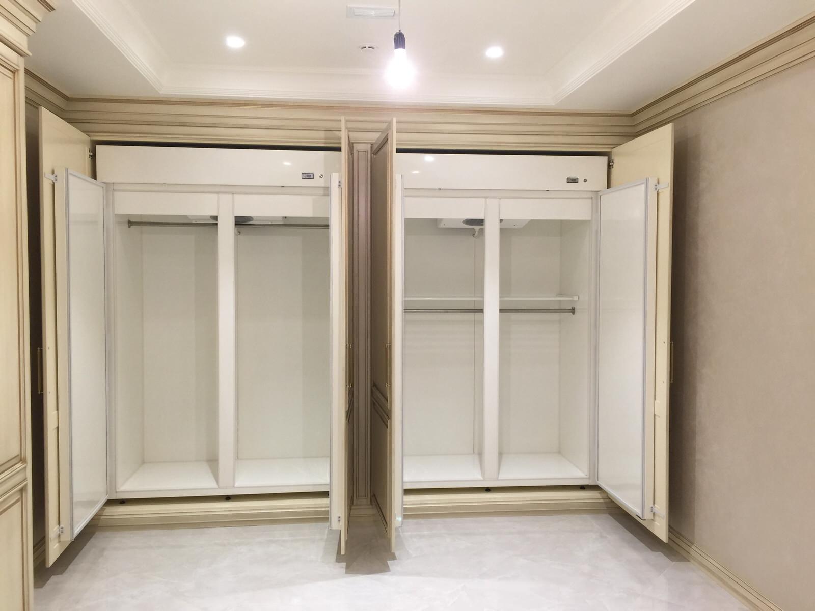 2 встроенных в интерьер холодильника для шуб