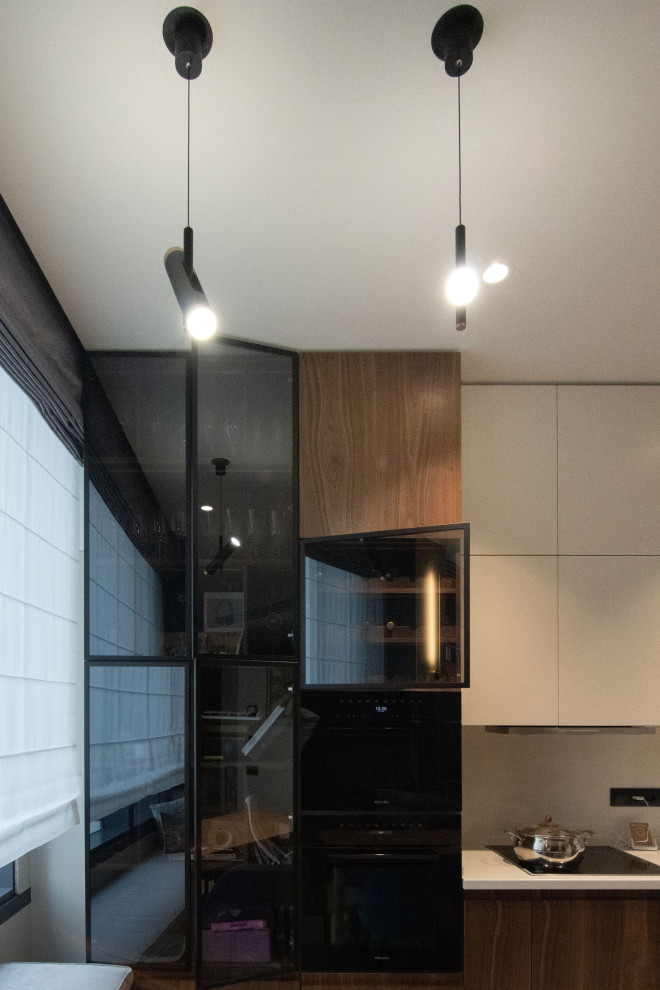 Кухня в стиле минимализм с фасадами под "темное дерево"