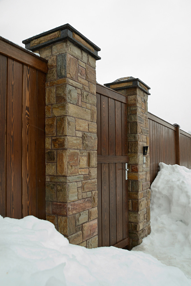 Обложка проекта: Забор из камня и дерева