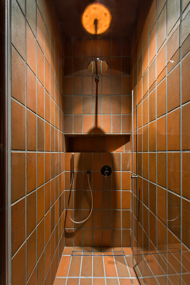 Houzz Литва: Аскетичная квартира с клинкерной стеной посредине