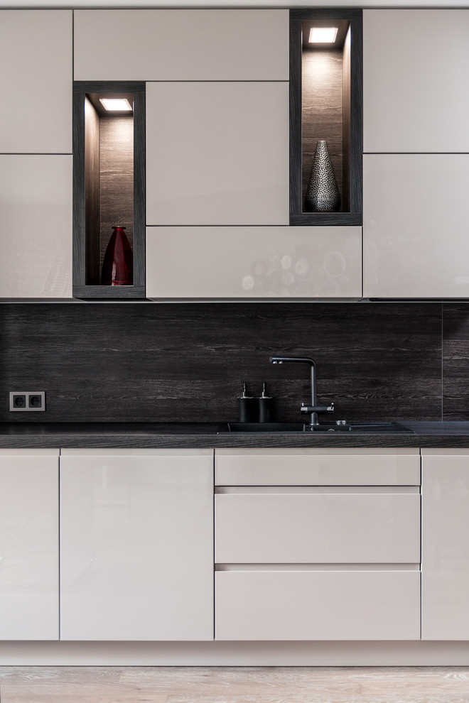 Яркий серый