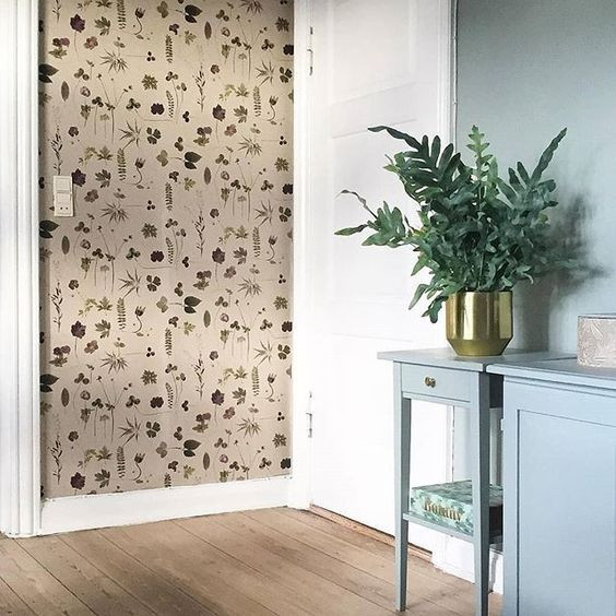 Шведские обои с полевыми цветами в интерьере