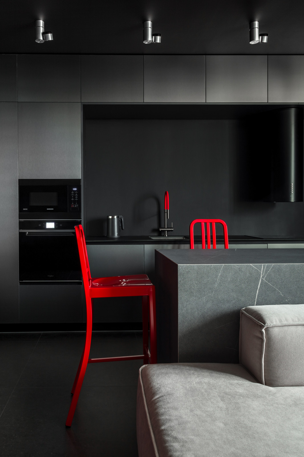 Houzz тур: 50 кв.м — чёрный интерьер с алыми акцентами