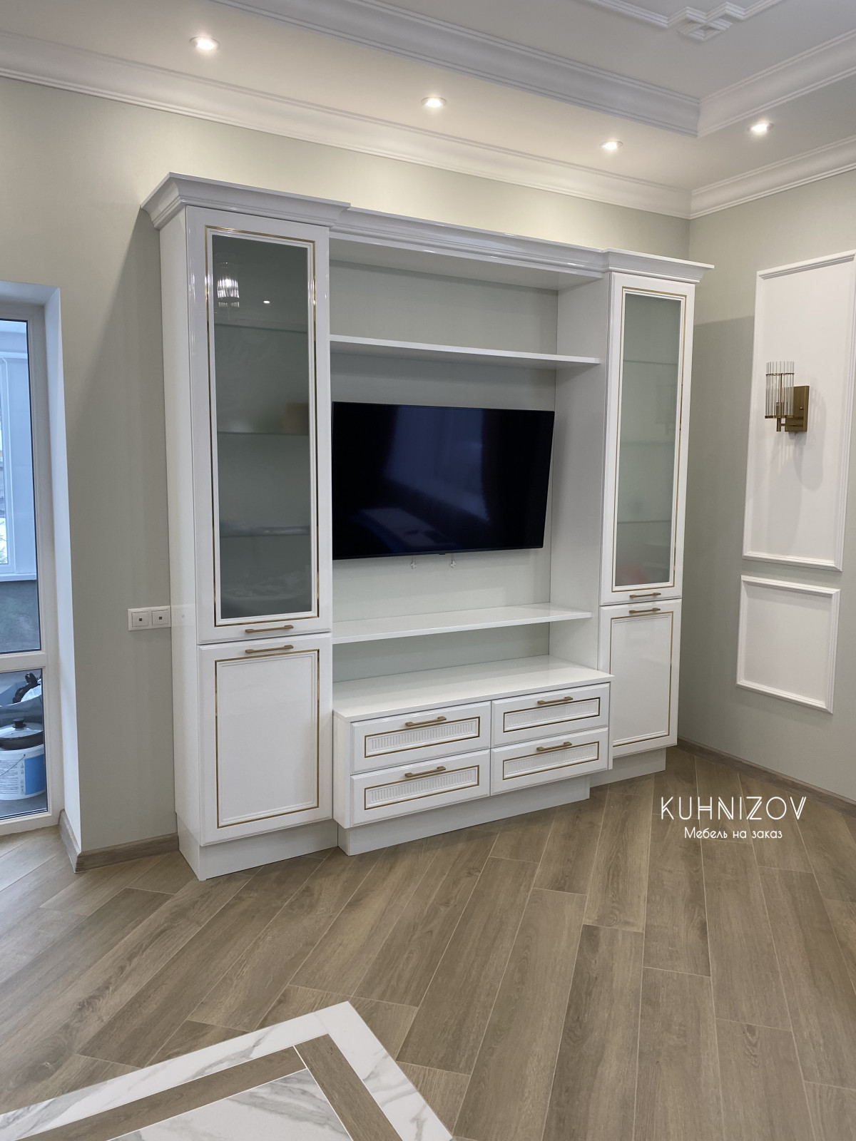 Кухня Аурелия и ТВ зона. Латунь эмаль