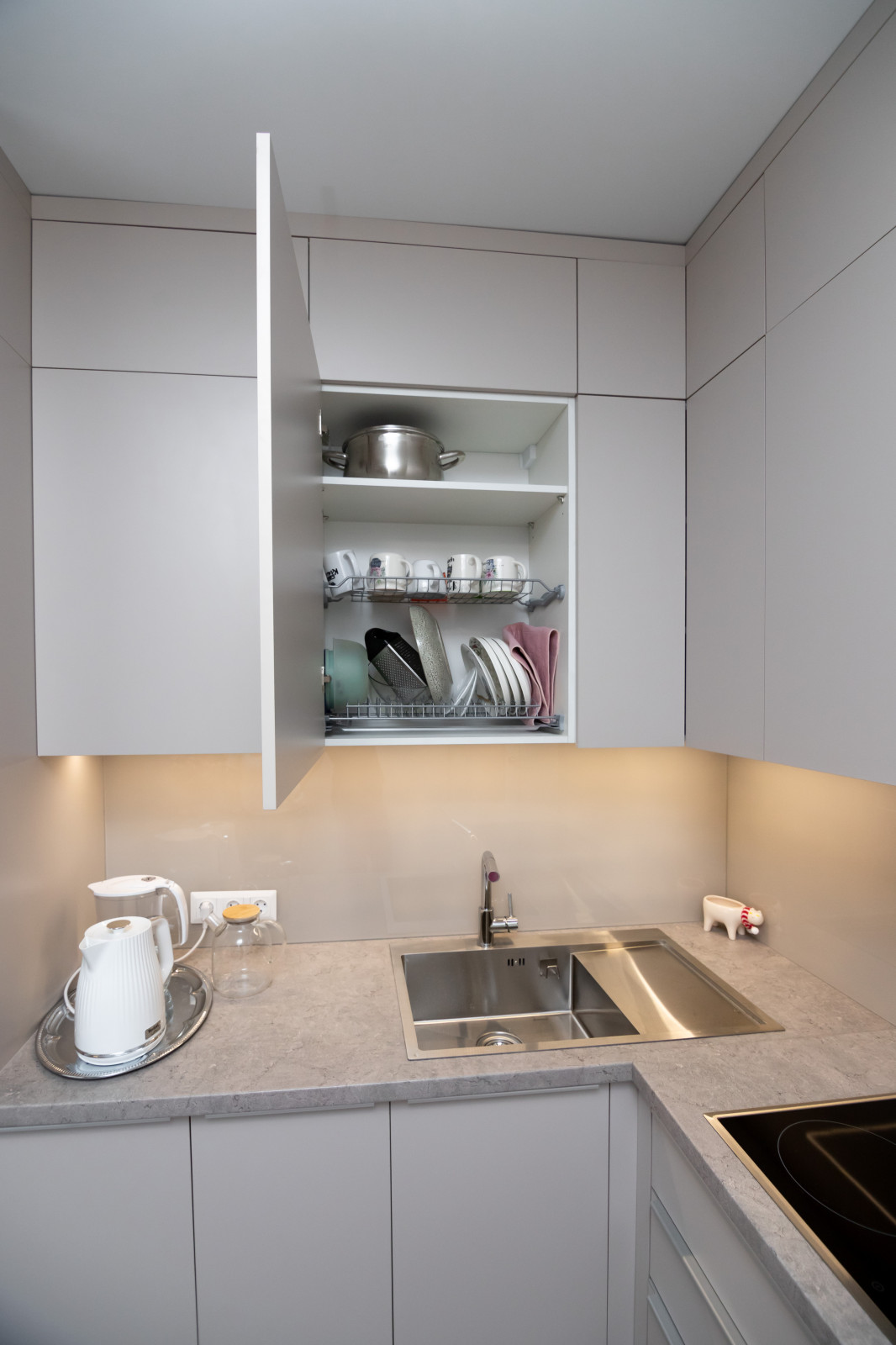 Современная угловая кухня в нежно-сером цвете