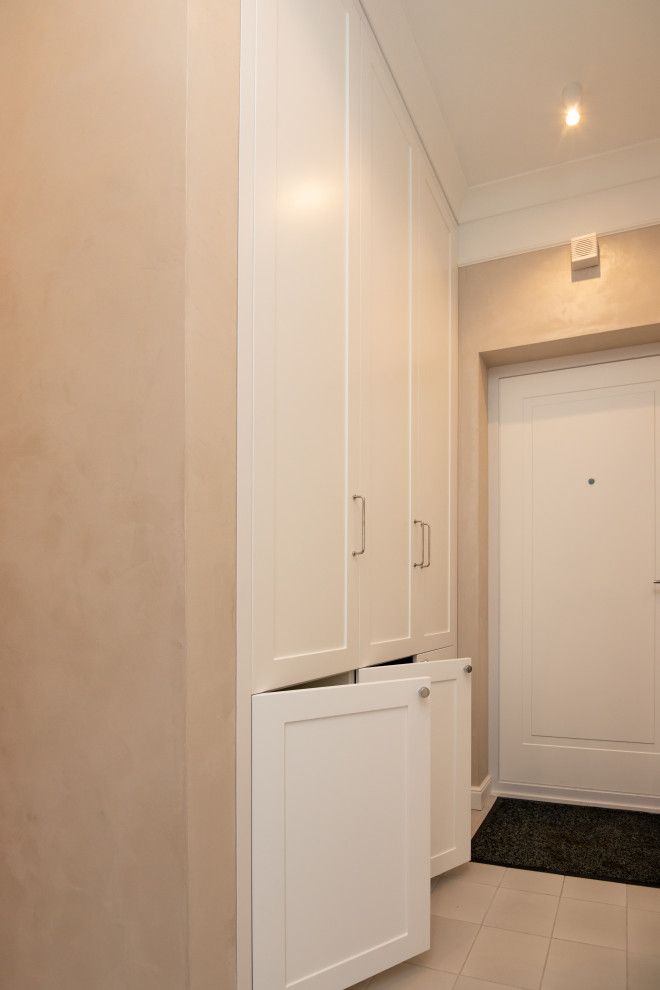 Шкафы в прихожую и спальню в неоклассическом стиле