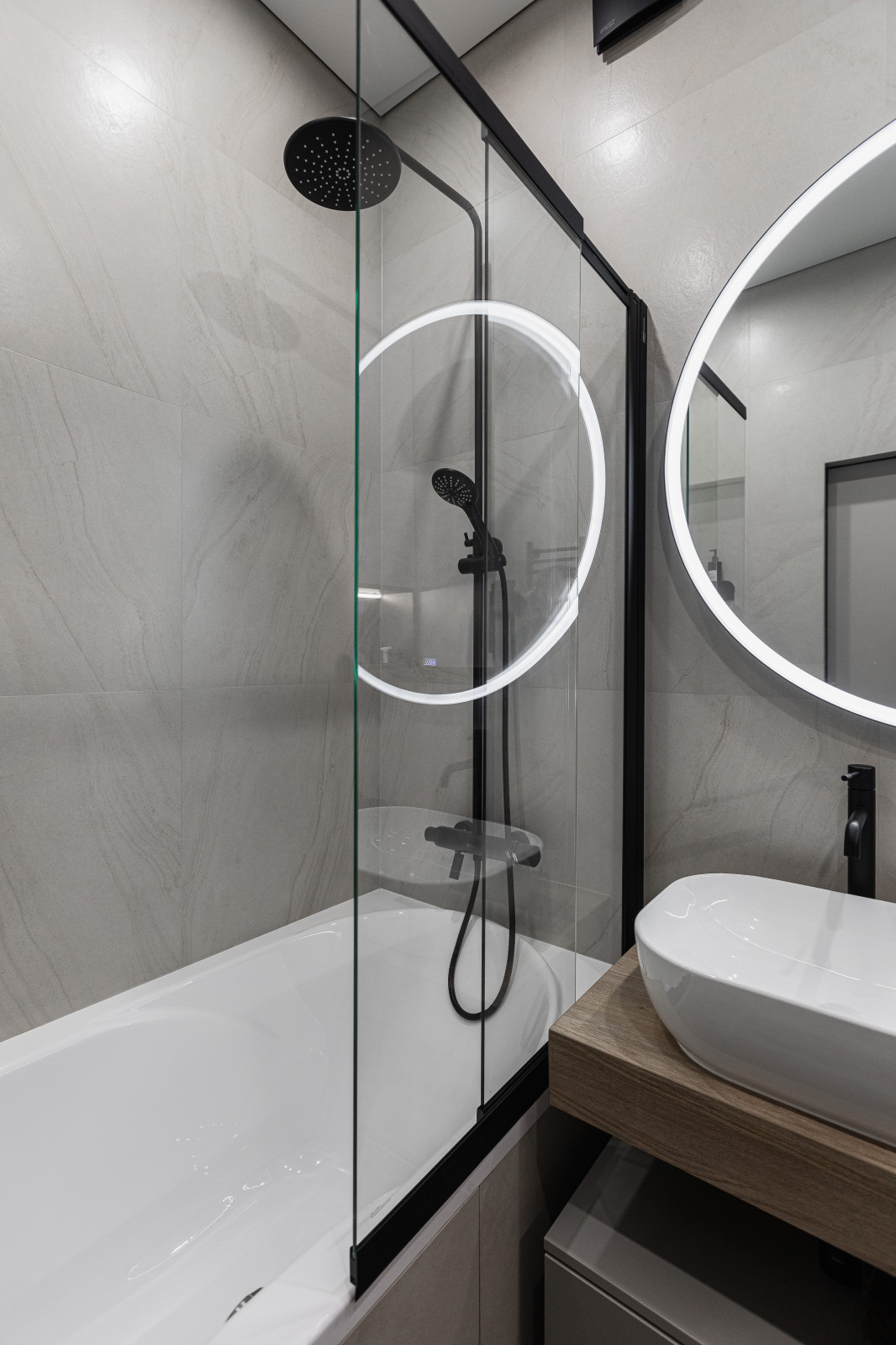 Двухкомнатная квартира в современном стиле с яркими акцентами