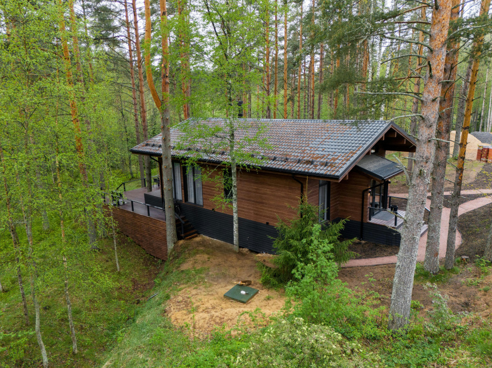 Каркасный дом в сосновом лесу