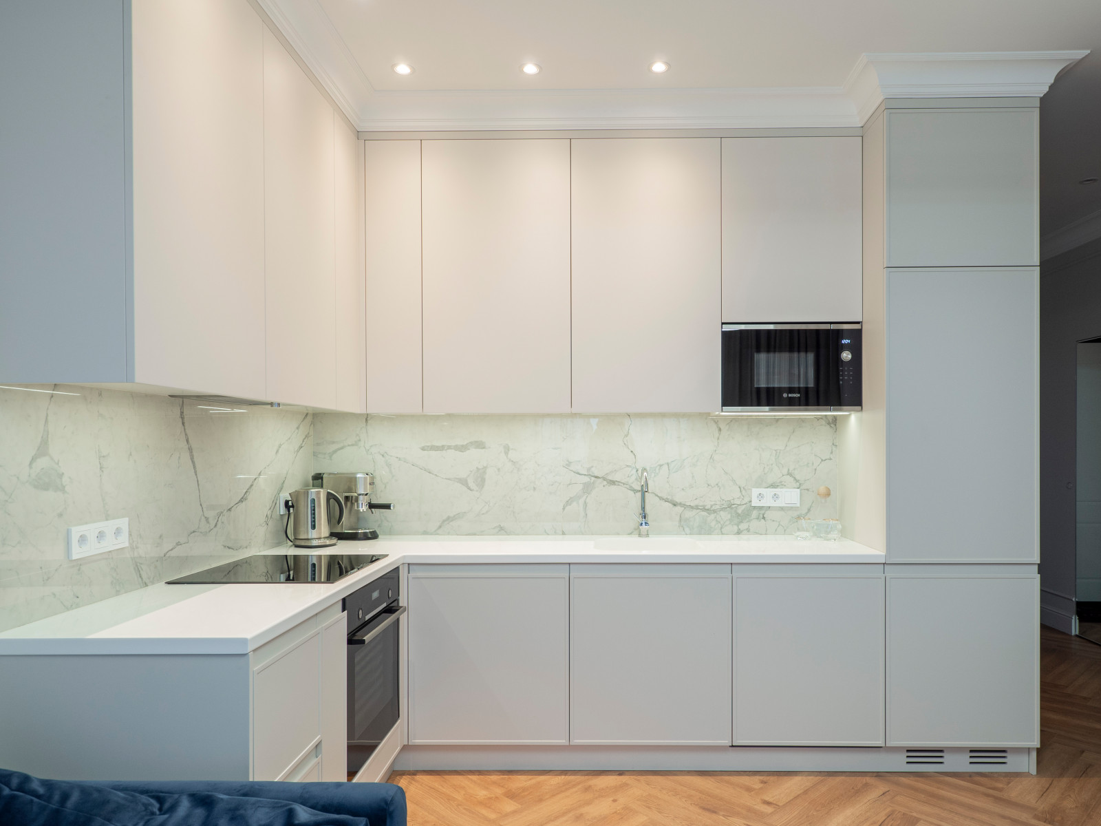 Белая кухня в стиле минимализм