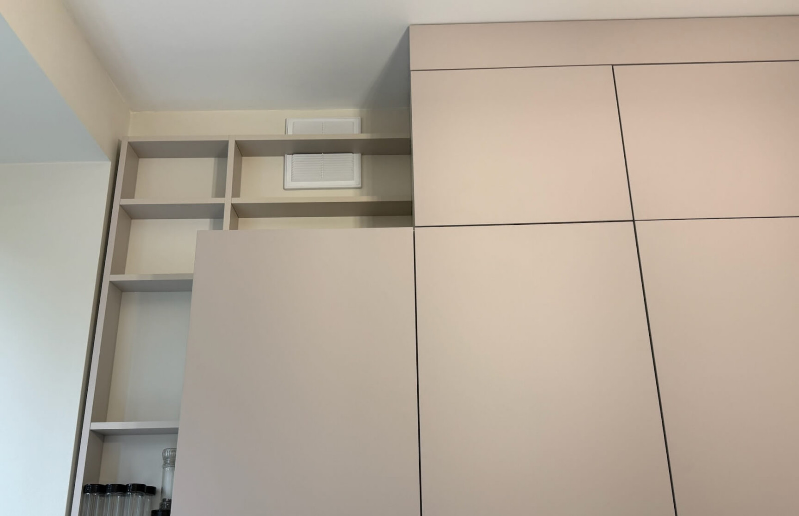 Эргономичная кухня в цвете серый кашемир