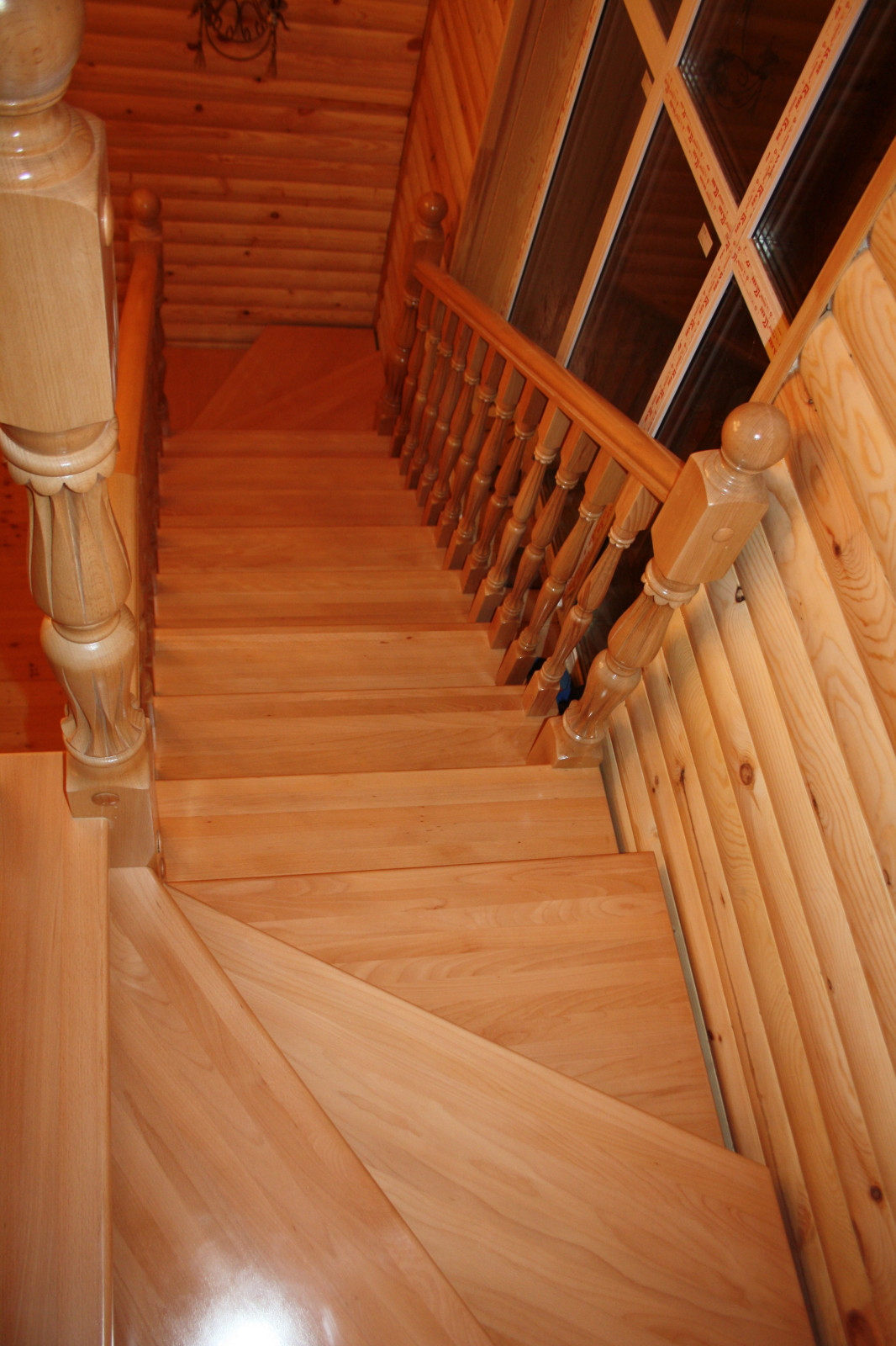 Буковая лестница в цвет дерева без подступят