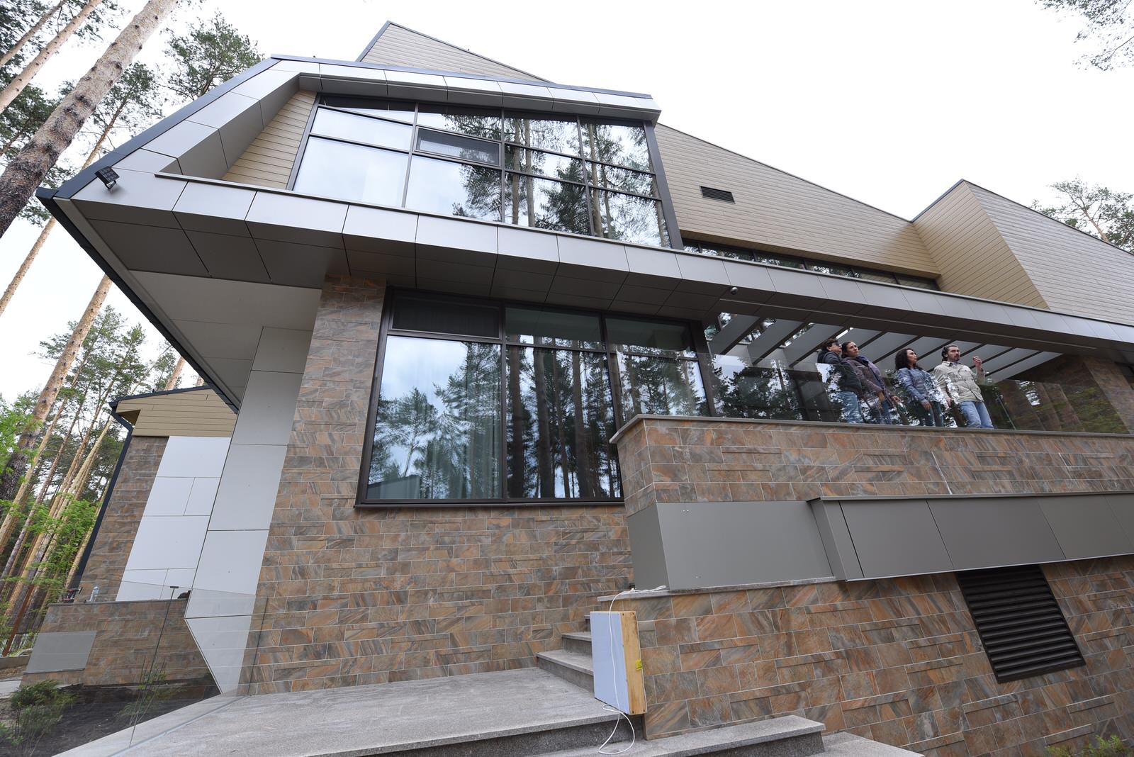 Обложка проекта: двухэтажный загородный дом с бассейном и зданиями бани и барбекю