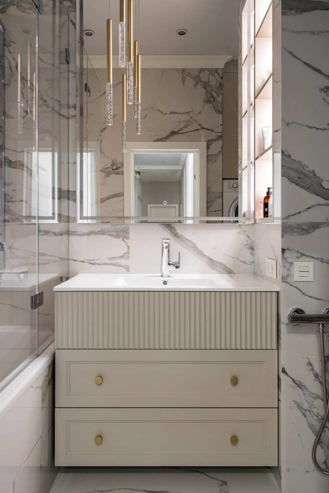 Бело-розовый интерьер с рифлеными фасадами