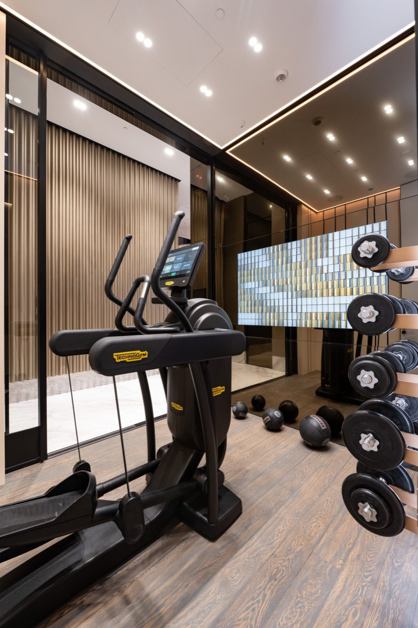 Стеклянная стена для ТВ зоны