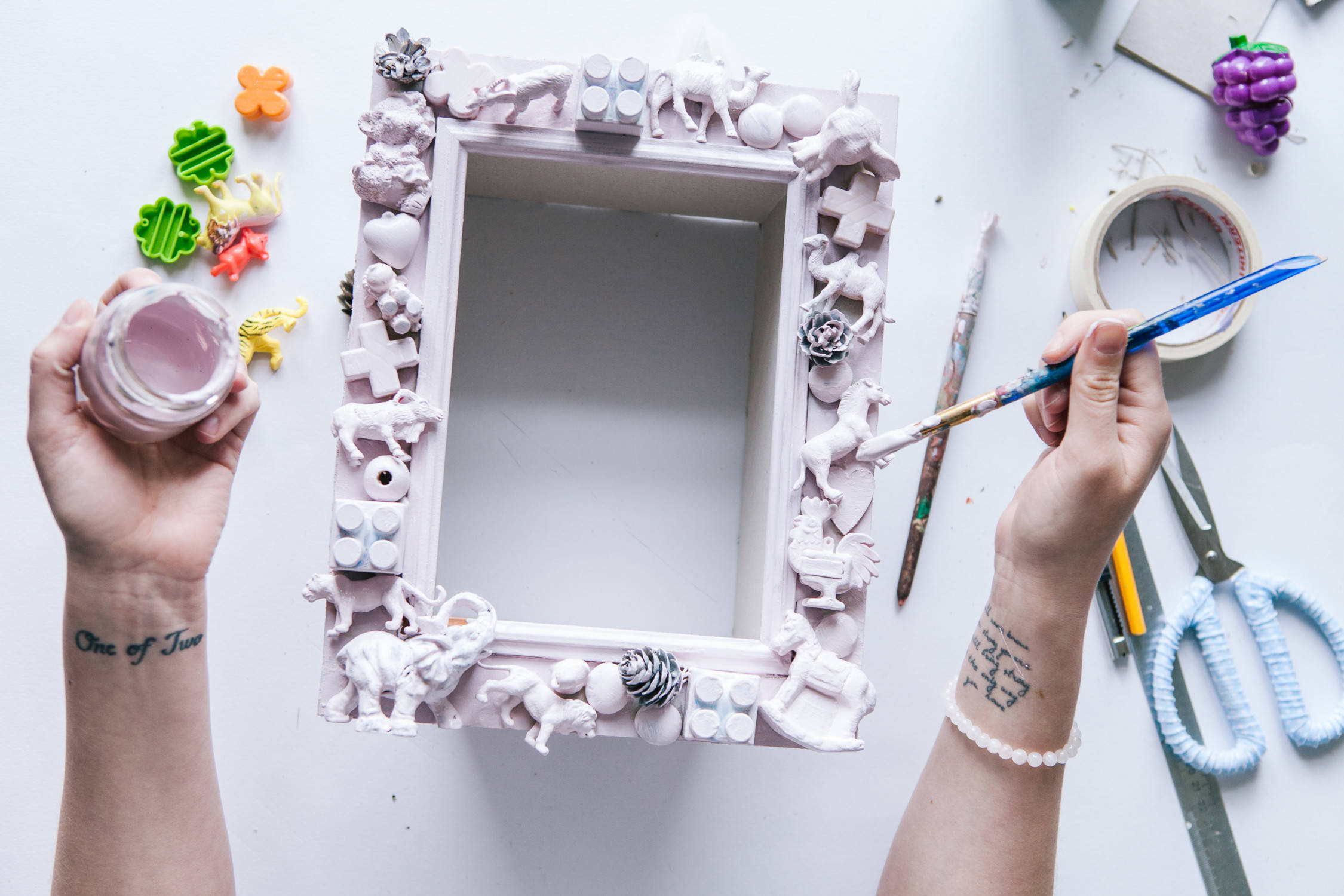 Своими руками: Полка в рамке из остатков Lego, мелких игрушек