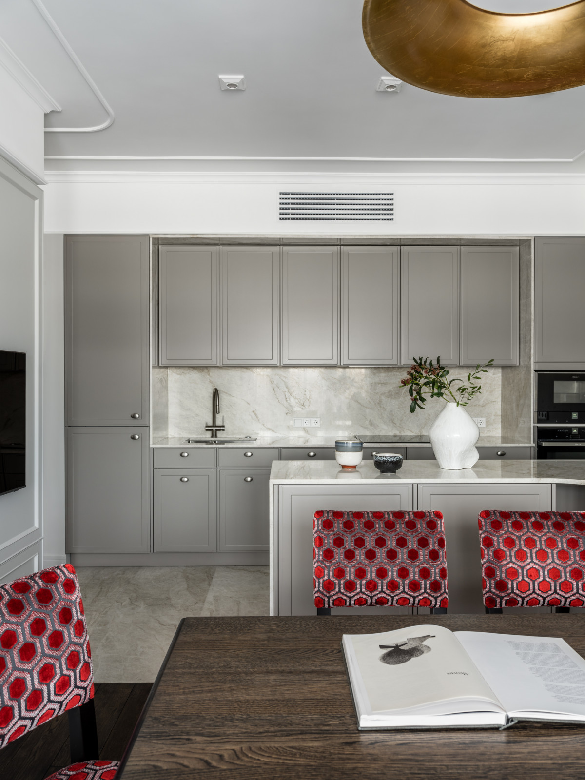 Светлая квартира для ценителей искусства в Москве 120 кв.м.