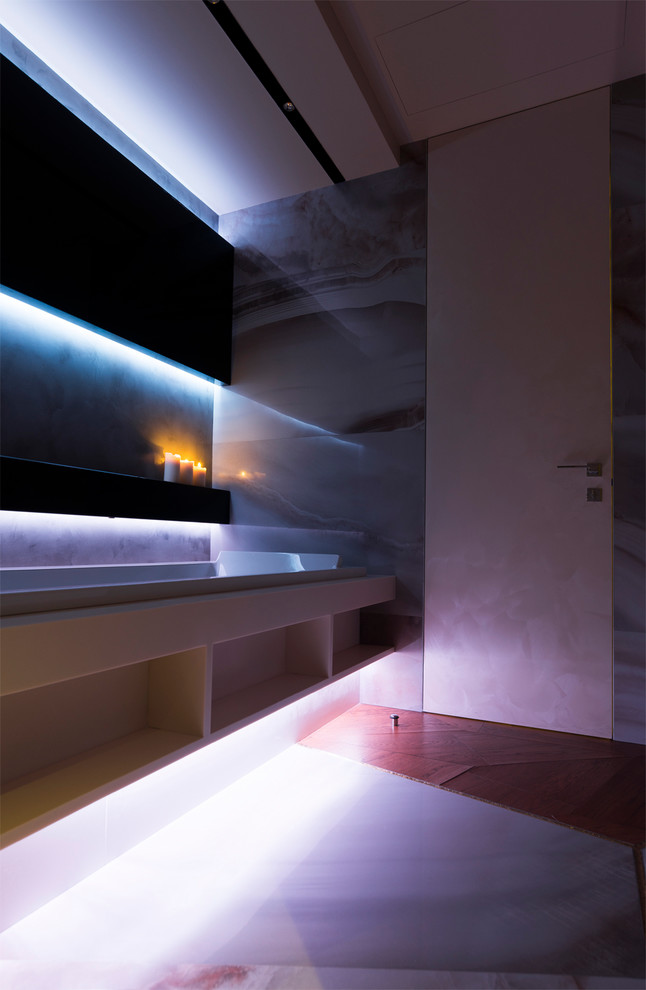 Ванная из оникса, снятая тремя разными сценариями освещения. ЖК "Алые Паруса".