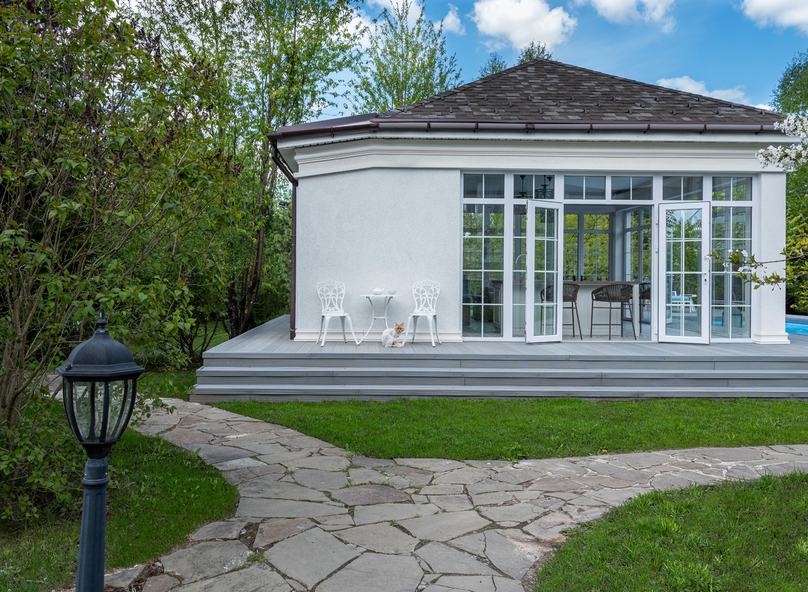 Павильон для отдыха с бассейном