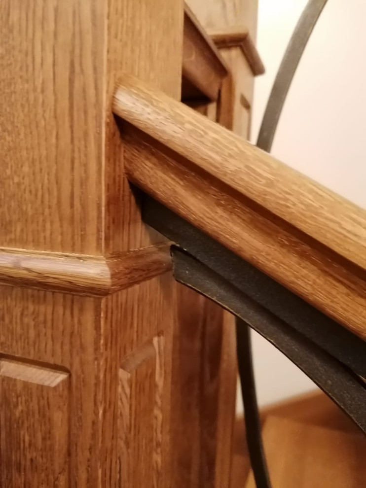 Дубовая лестница с кованным ограждением