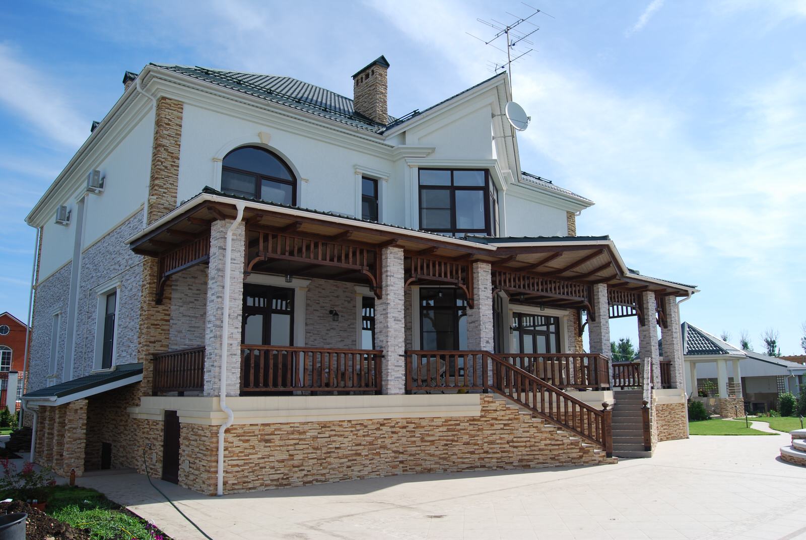 Искусственный камень в экстерьере