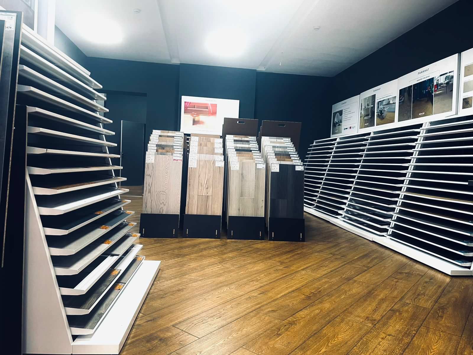 Пол Страны , шоурум