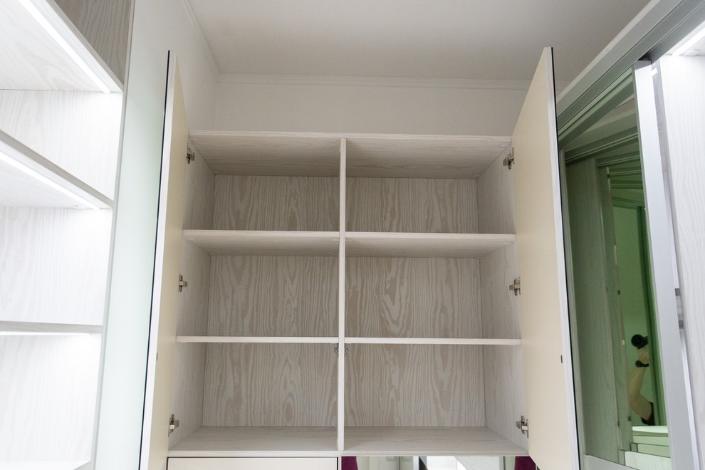 Гардеробная raumplus с LED-подсветкой, брючницами и пантографами