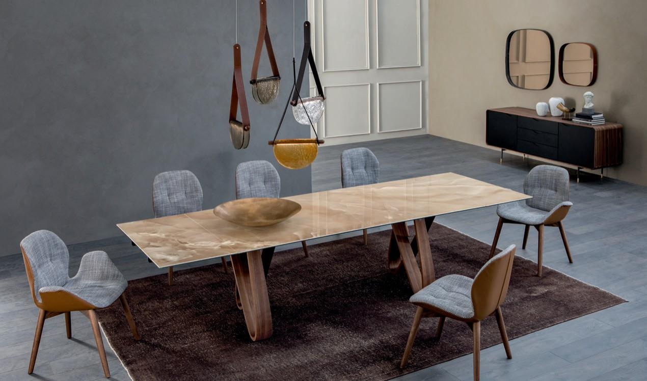 Ироничный стол-бабочка.