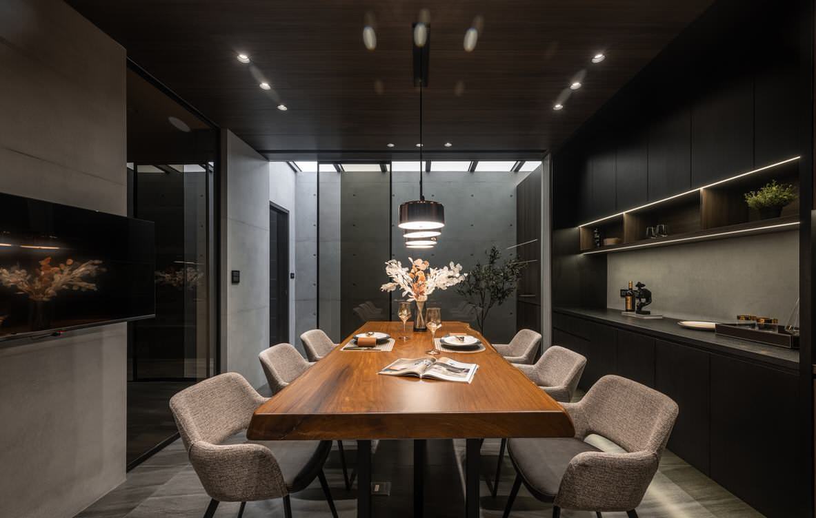 Бархатный уют темных оттенков в брутальном интерьере дома от L DESIGN