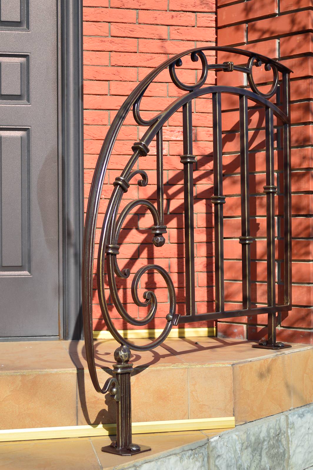 Кованые перила при входе в загородный дом