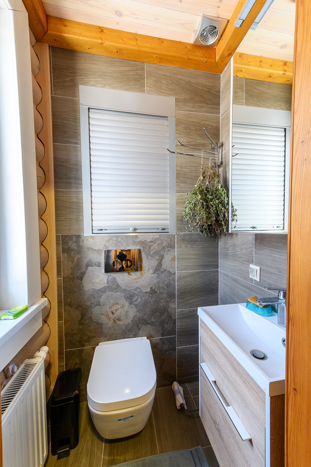 отделка дома из оцилиндрованного бревна