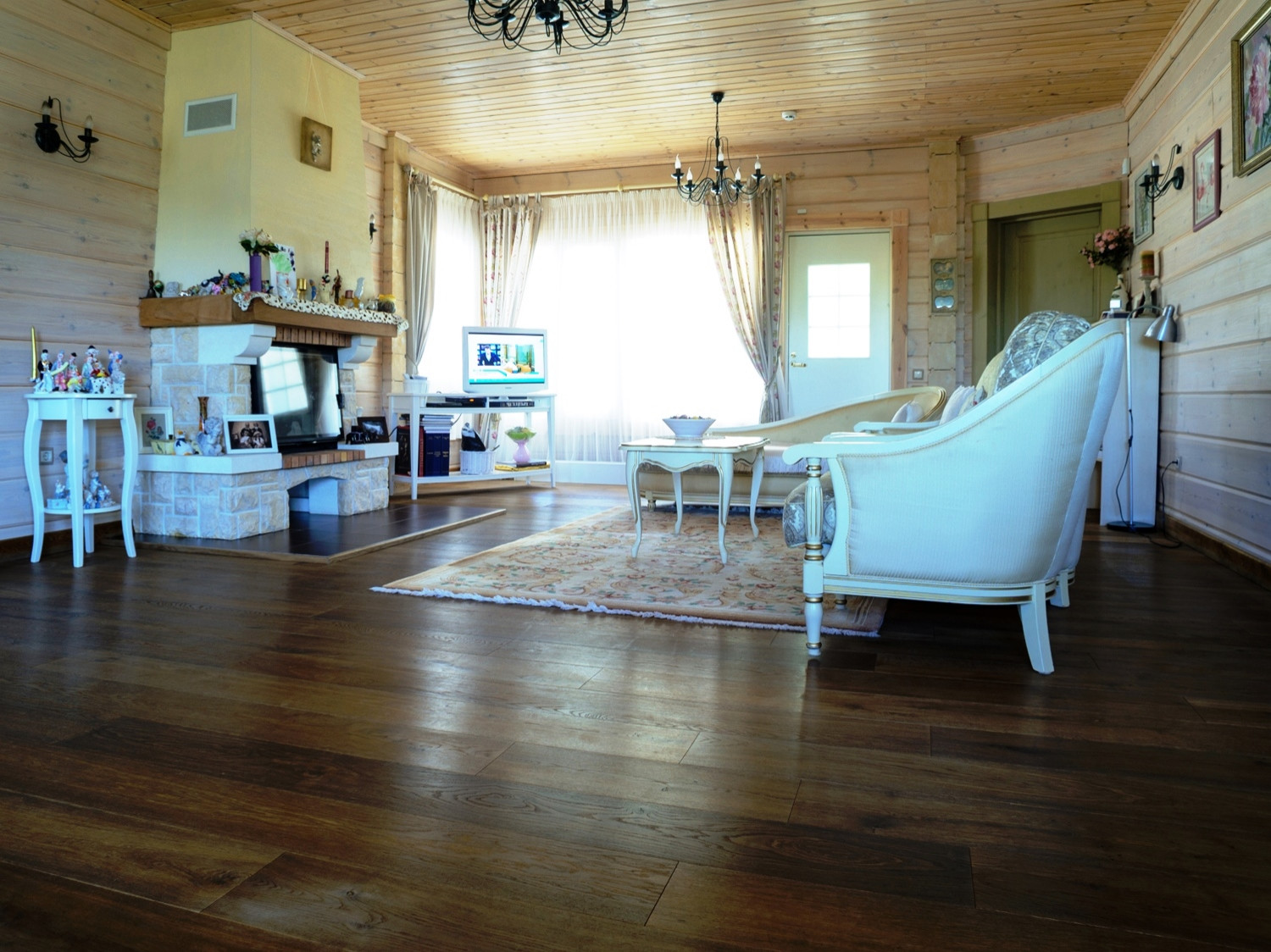 Паркетная доска из массива дуба Tantum Quercus в интерьере (загородный дом)