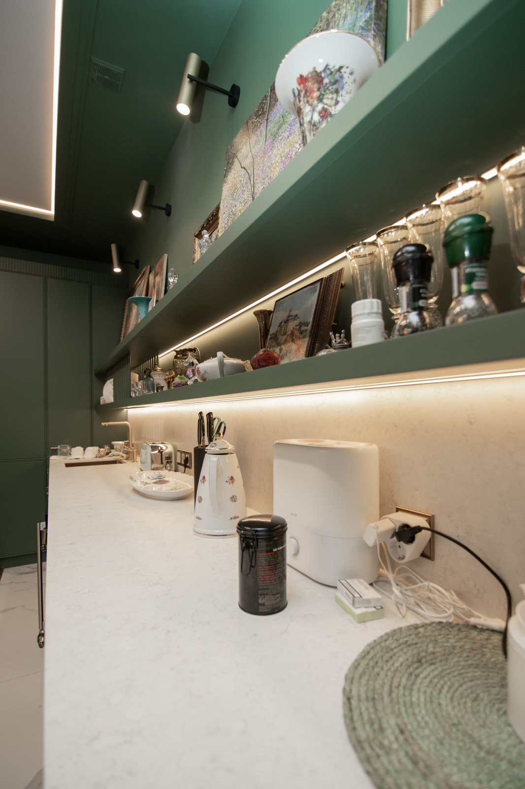 Стильная неоклассическая кухня в темно-изумрудном цвете