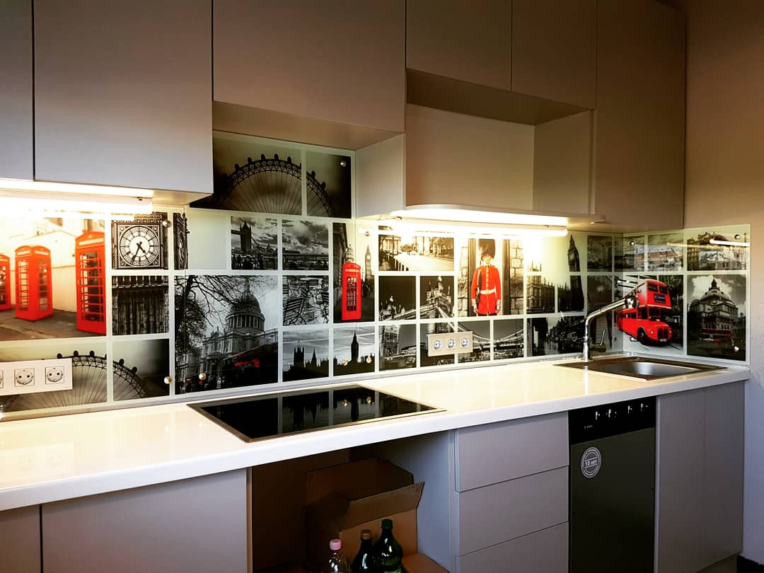 Фартуки для кухни из стекла