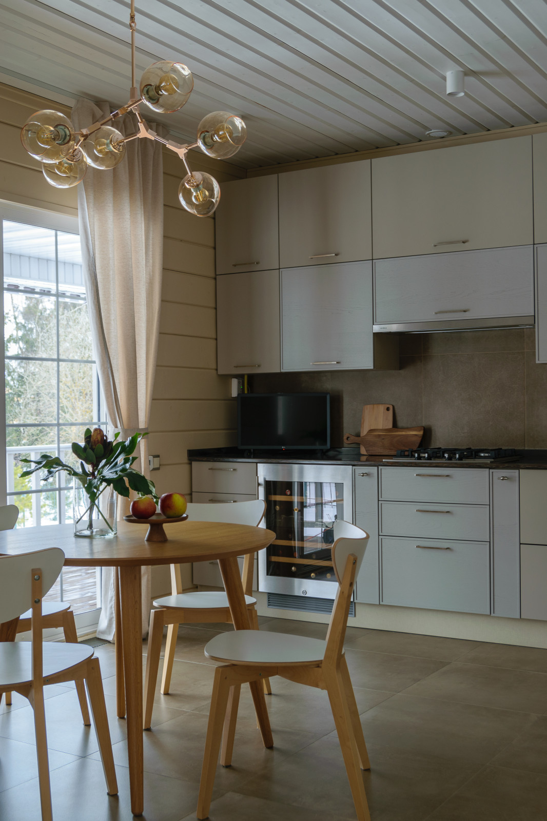 Уютный дом в скандинавском стиле с нотками английской классики