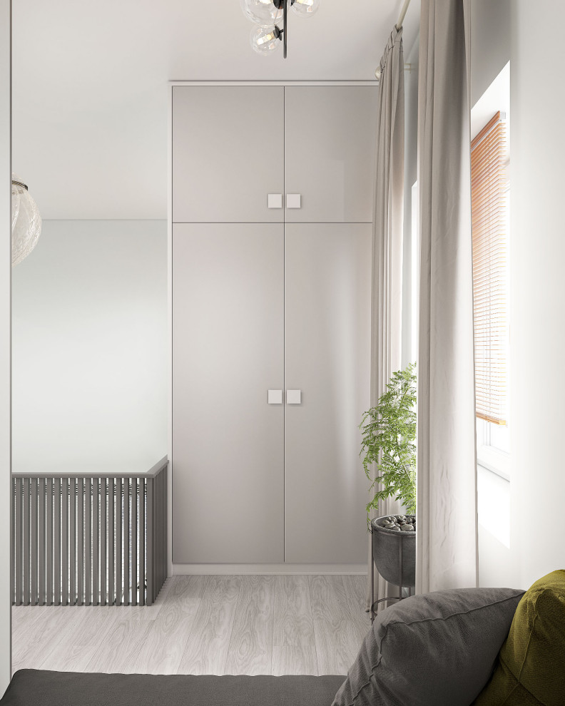 Дом с сеткой между первым этажом и вторым светом в Якутске.