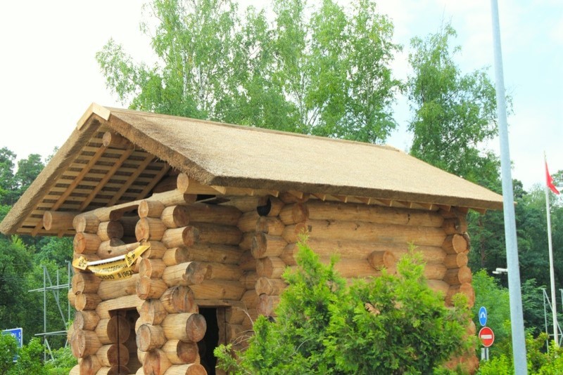 Обложка проекта: ВЫСТАВОЧНЫЙ ДОМИК ИЗ РУБЛЕННОЙ ЛИСТВЕННИЦЫ С КРЫШЕЙ ИЗ КАМЫША.