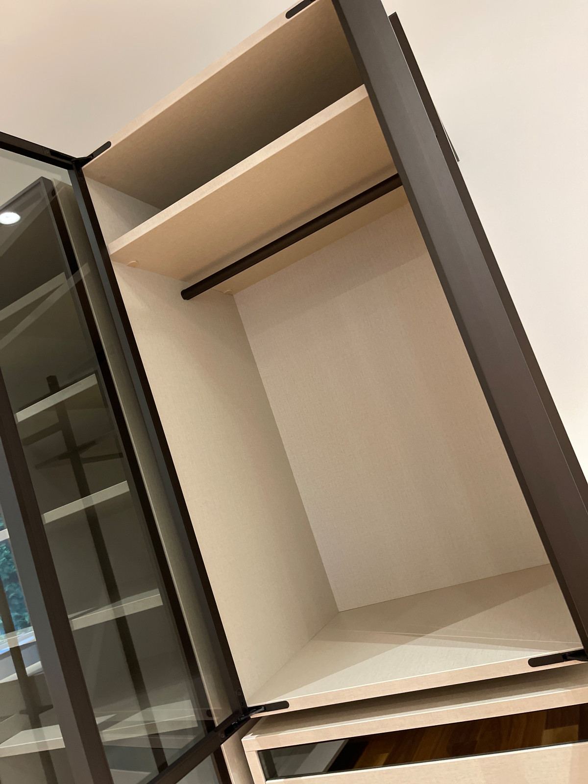 Распашной шкаф с системой RPE raumplus и Гардеробная система UNO raumplus