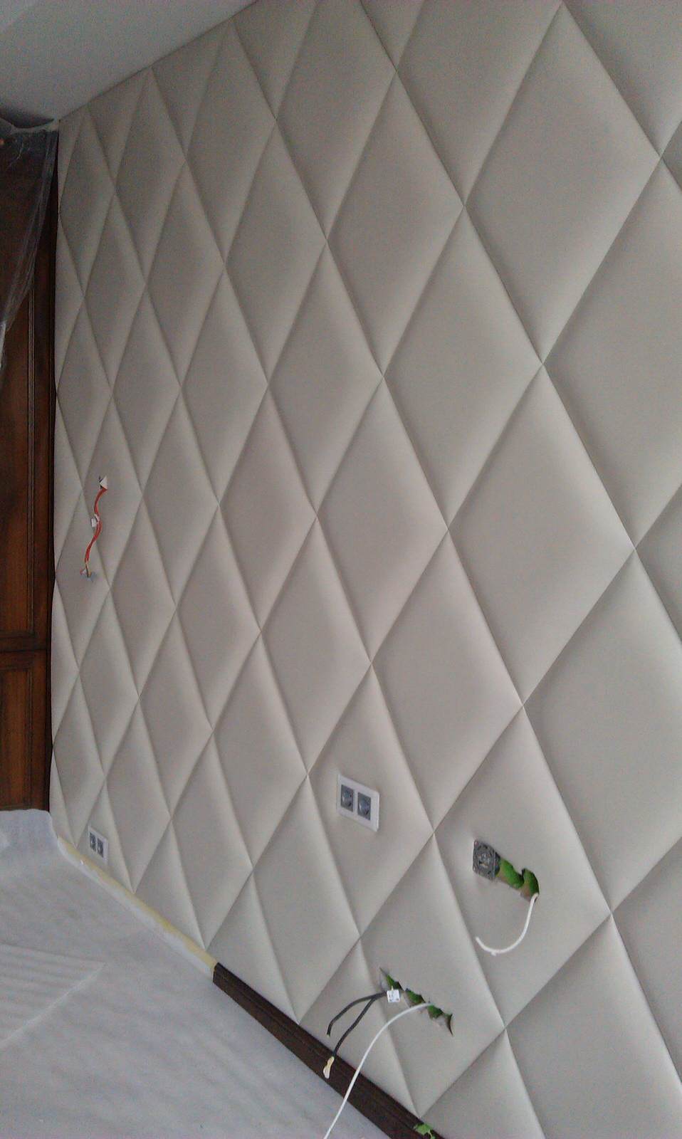 Стена в гостиной в мягких кожаных панелях