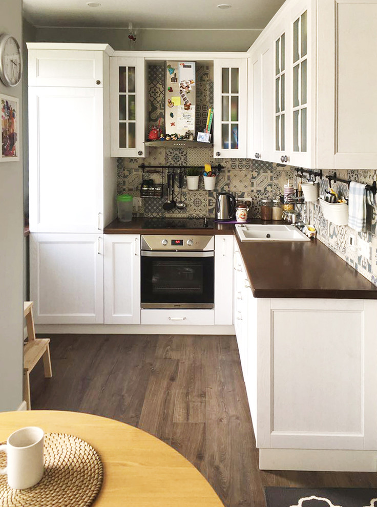 Кухня с плиткой в стиле пэчворк