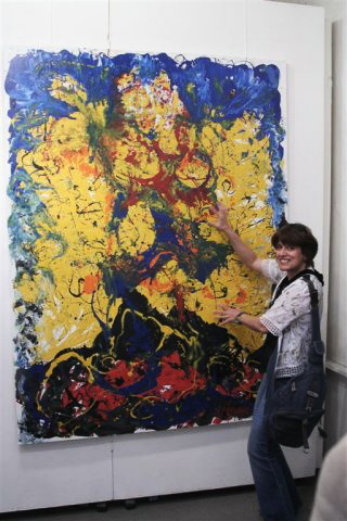 На фоне картин Лики Волчек