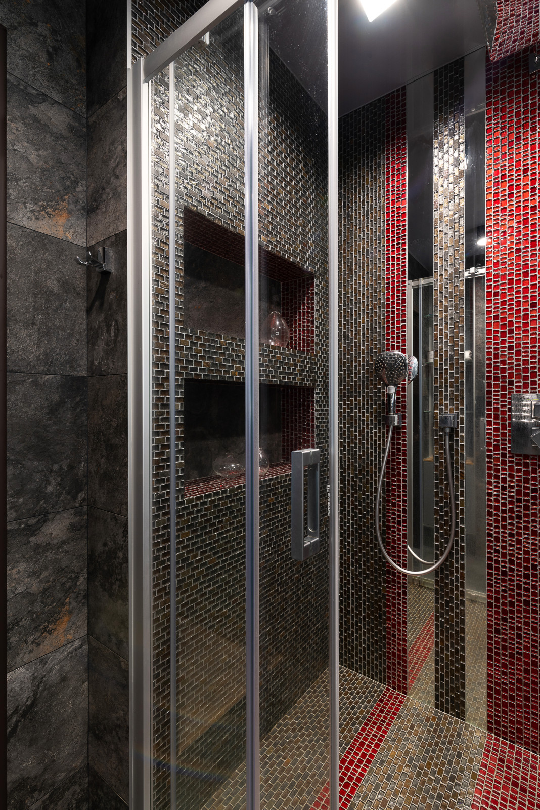 Разные полюса.