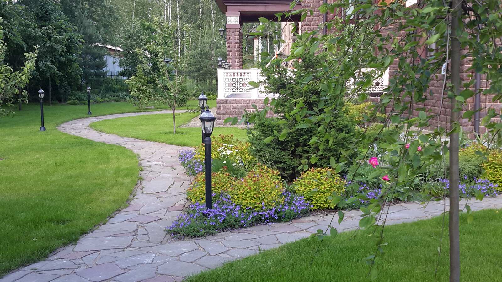 Садовые дорожки из природного камня ( песчанника )