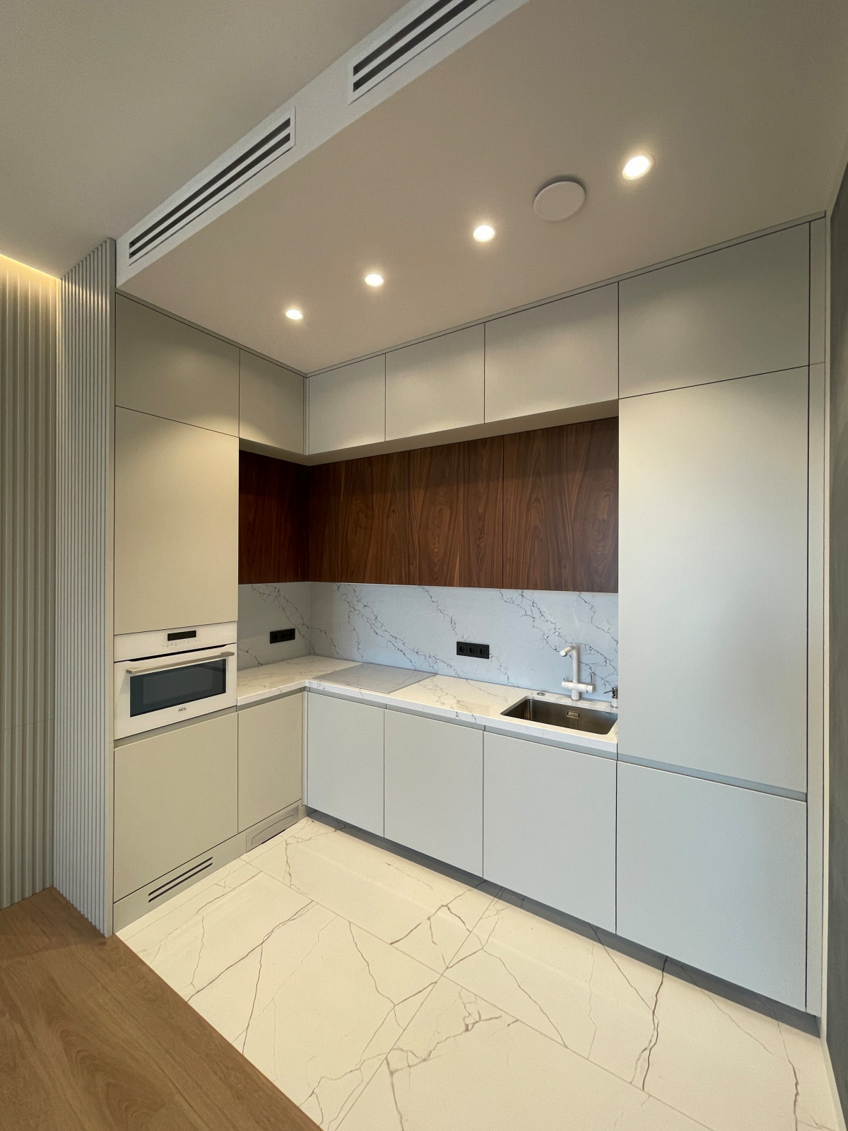 Кухня с фасадами МДФ и шпоном американского ореха