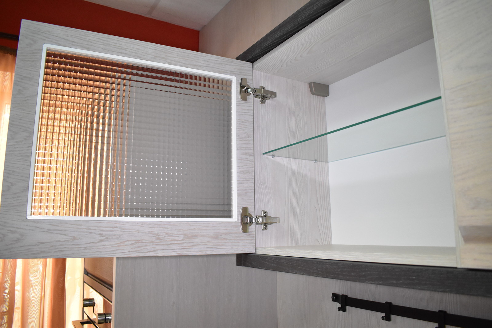 Кухня Пиано с интегрированной ручкой в фасад. Материал шпонированный МДФ